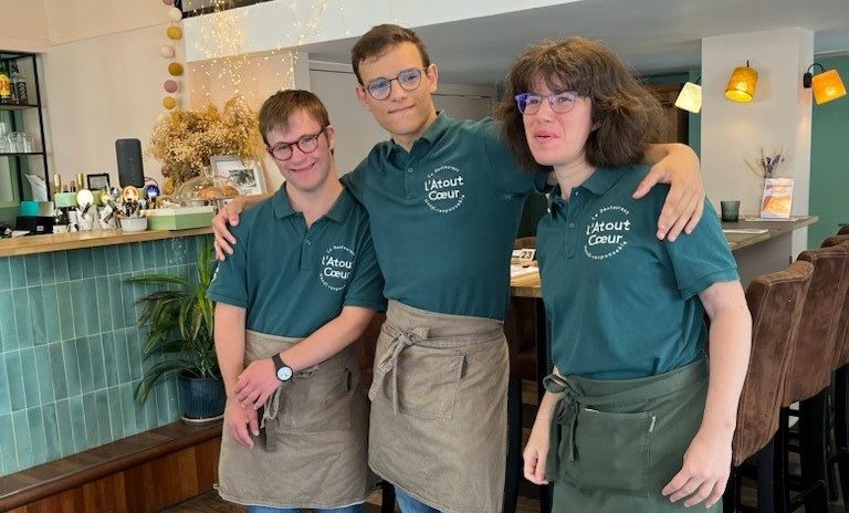 L'équipe d'un café solidaire soutenu par la Fondation